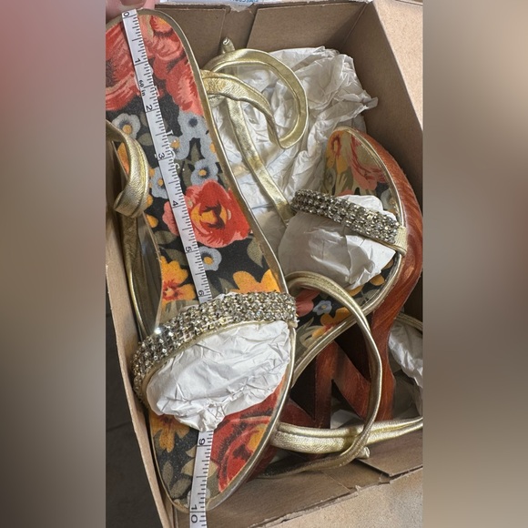 Gold leather wrap wooden wedges - Picture 7 of 8